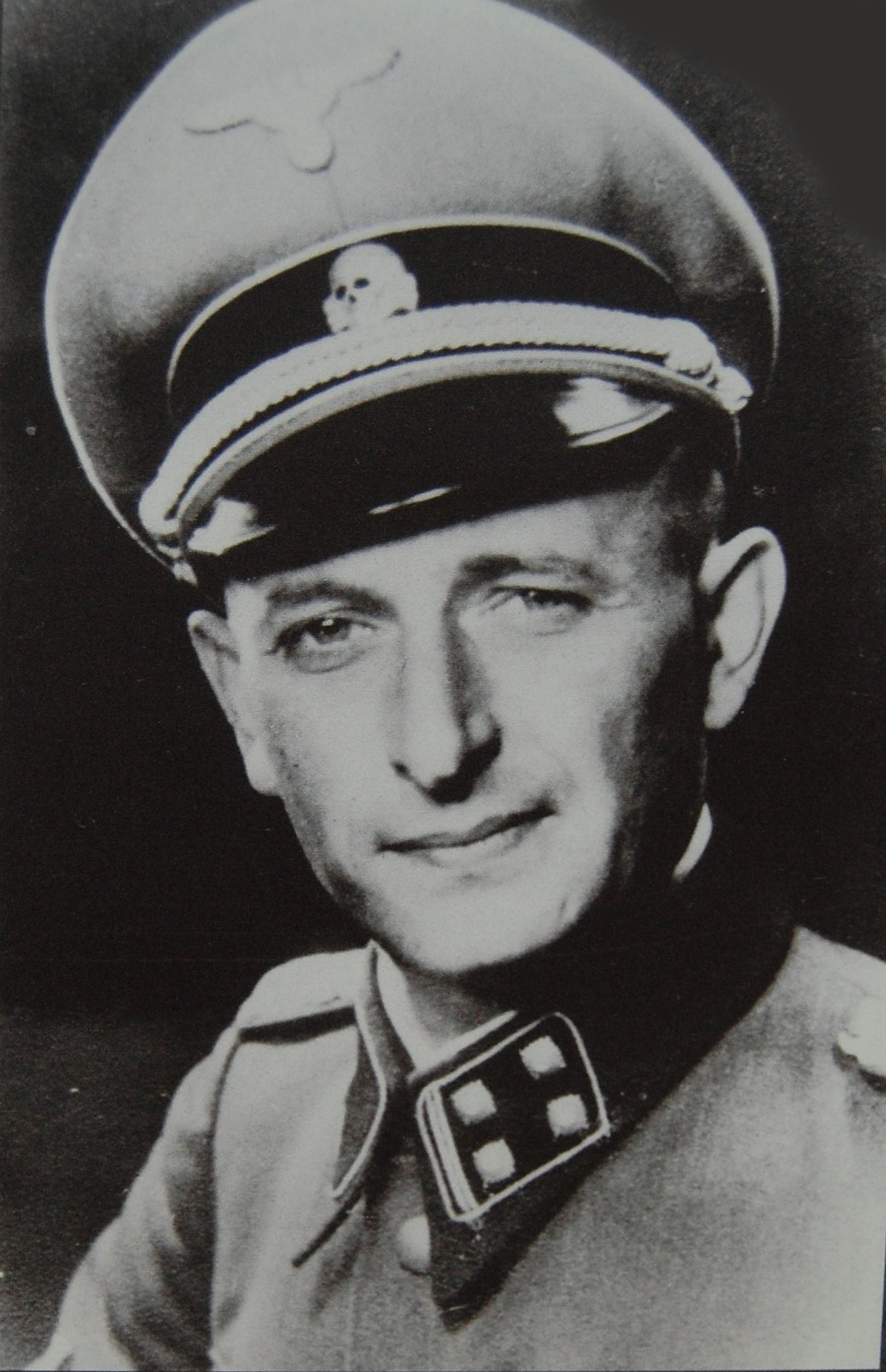 Capo de las SS leader y criminal de guerra, Adolf Eichmann fue el arquitecto del Holocausto y el nazi que se ufanaba de haber ordenado la muerte de seis millones de personas. Este es su retrato oficial de 1942 (Fine Art Images/Heritage Images/Getty Images)