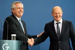 El canciller alemán Olaf Scholz y el presidente argentino, Alberto Fernández, se dan la mano después de una reunión en la cancillería en Berlín, Alemania, el miércoles 11 de mayo de 2022