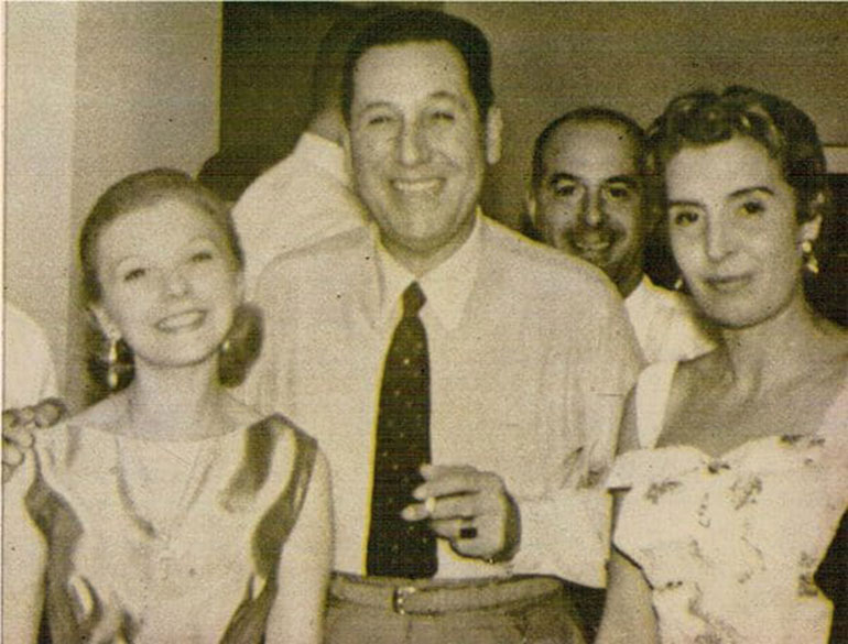 Perón conoció a Isabel en un balneario de Panamá. Estaba junto a un grupo de bailarinas argentinas, de gira por Centroamérica. Él tenía 60 años. Ella 24. Pocas semanas después Isabel se ofreció a colaborar en la limpieza y la cocina del departamento donde Perón vivía con dos colaboradores