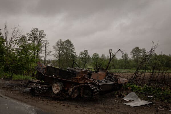 Un vehículo militar destruido en la carretera que conduce a un pequeño pueblo cerca de Borodianka, Ucrania.